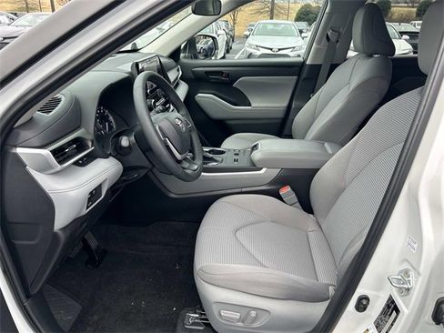 Used 2023 Toyota Highlander LE image 22