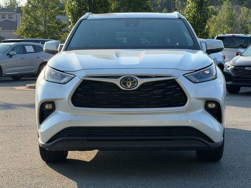 Used 2024 Toyota Highlander XLE FWD image 8