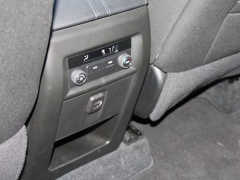 Used 2023 Chevrolet Traverse LT image 20