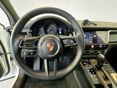 Certified 2025 Porsche Macan AWD/4WD image 14