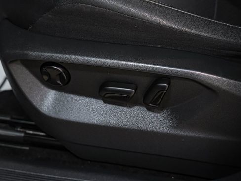 Used 2019 Volkswagen Tiguan SE image 36