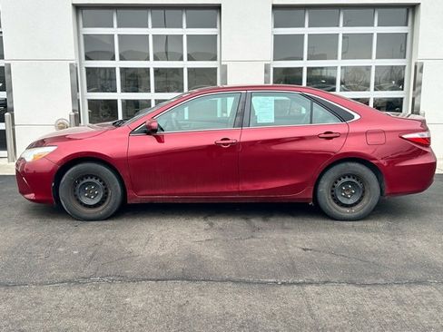 Used 2015 Toyota Camry LE image 3