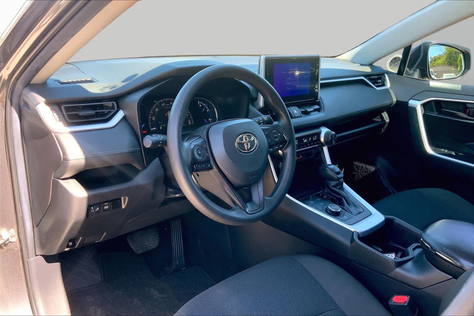 Used 2024 Toyota RAV4 LE AWD/4WD image 17