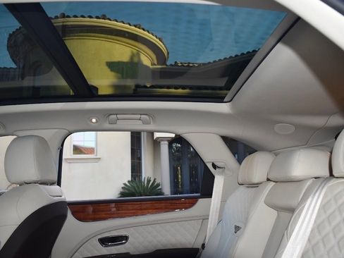 Used 2021 Bentley Bentayga AWD/4WD image 15