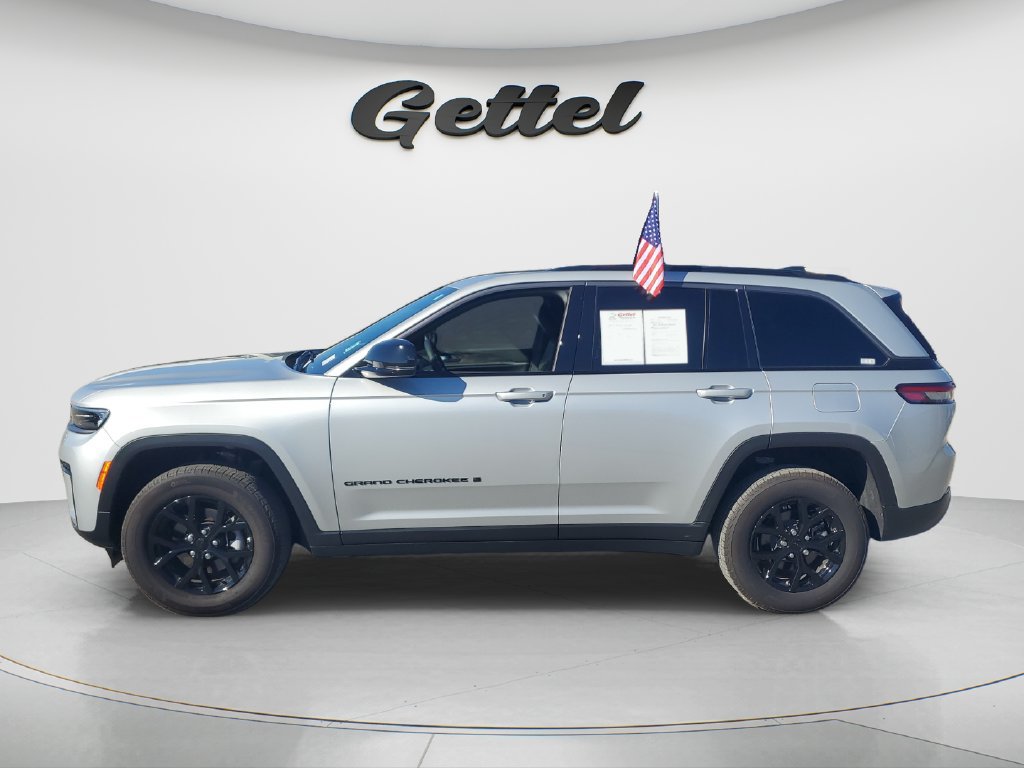 Used 2026 Jeep Grand Cherokee Altitude RWD image 8