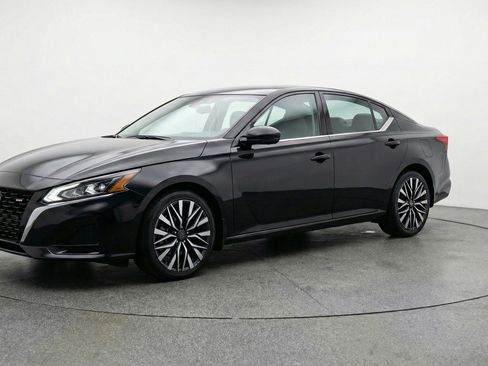 Used 2025 Nissan Altima 2.5 SV image 2