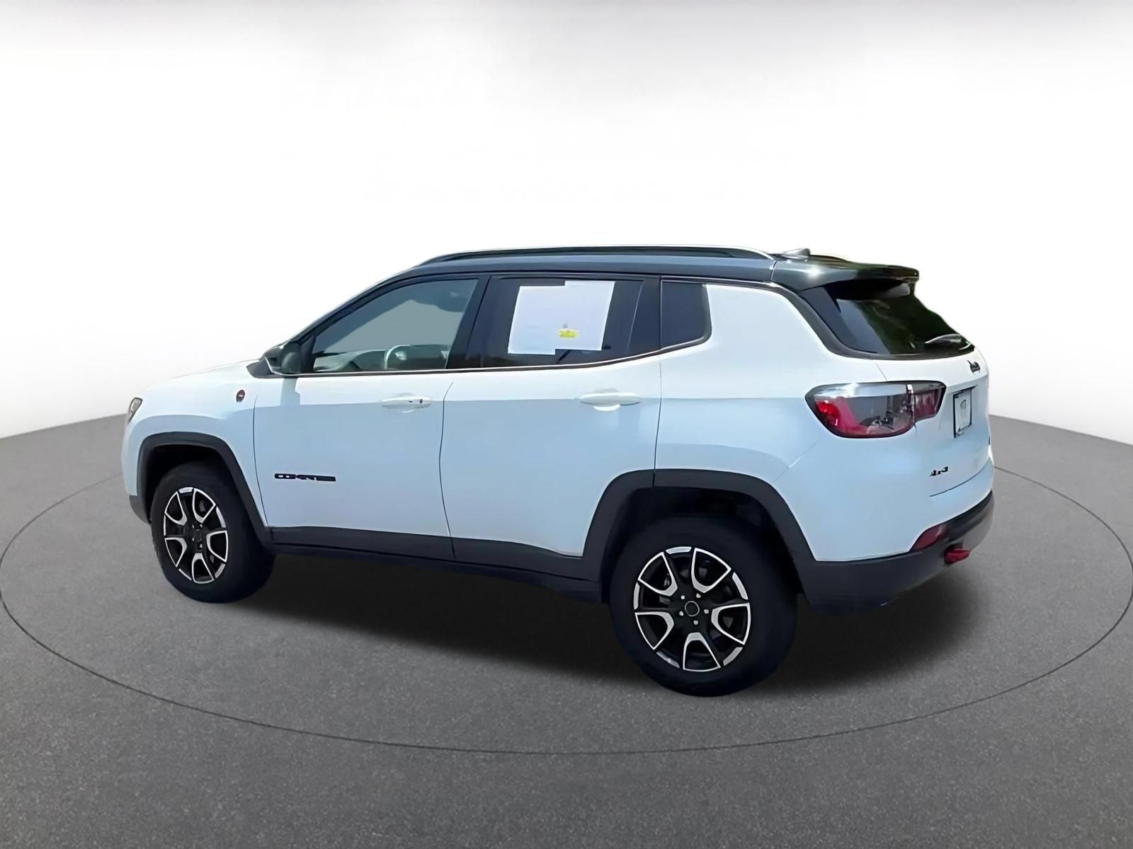Used 2025 Jeep Compass Trailhawk AWD/4WD image 7