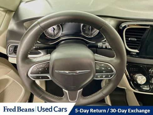Used 2023 Chrysler Pacifica Touring-L FWD image 17