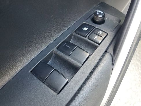 Used 2022 Toyota Corolla Cross L image 18