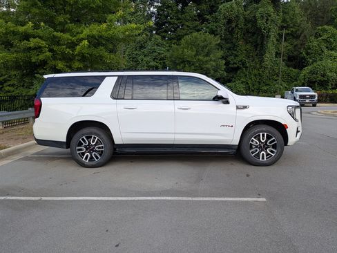 Used 2023 GMC Yukon XL AT4 AWD/4WD image 3