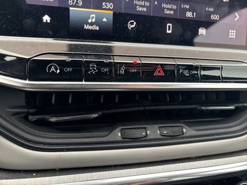 Used 2023 Jeep Compass Limited image 27