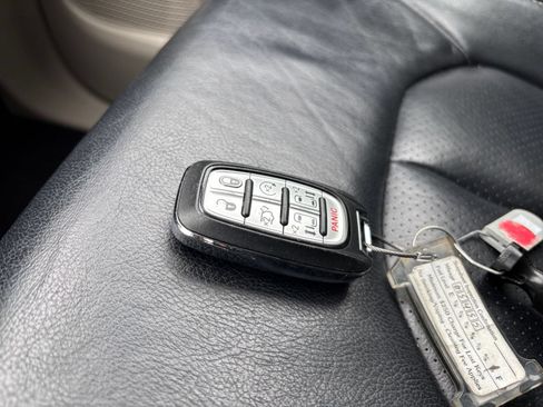 Used 2022 Chrysler Pacifica Touring-L FWD image 21