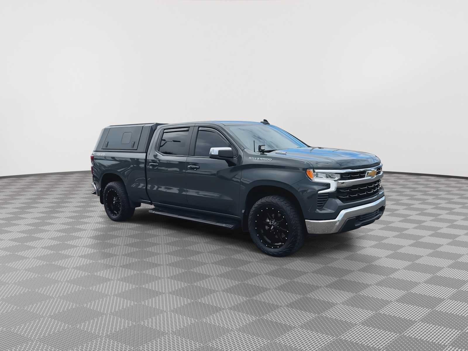 Used 2025 Chevrolet Silverado 1500 LT AWD/4WD image 2