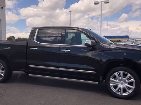 Used 2022 Chevrolet Silverado 1500 High Country w/ High Country Premium Package AWD/4WD image 3