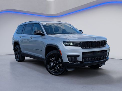New 2025 Jeep Grand Cherokee L Altitude image 2