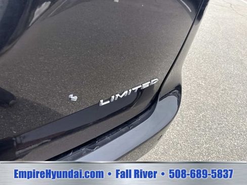Used 2023 Chrysler Pacifica Limited FWD image 6