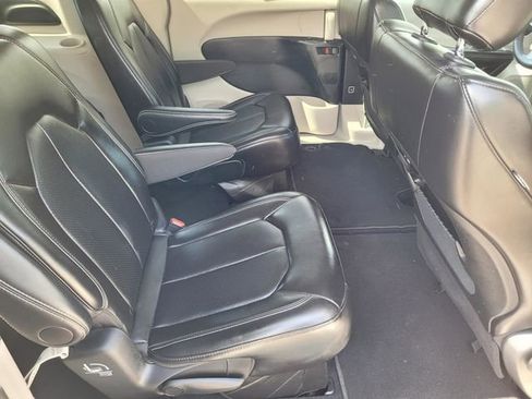 Used 2024 Chrysler Pacifica Touring-L FWD image 26
