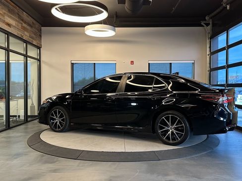 Used 2022 Toyota Camry SE image 5