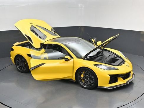 Used 2025 Chevrolet Corvette ZR1 w/ Stealth Interior Trim Package RWD image 19