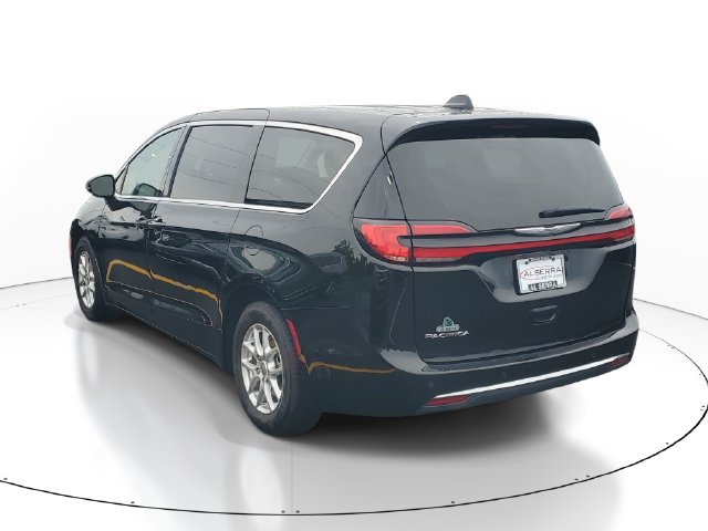 Used 2024 Chrysler Pacifica Touring-L FWD image 3