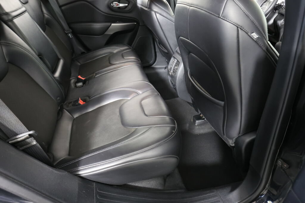 Used 2019 Jeep Cherokee Latitude Plus w/ Comfort/Convenience Group FWD image 23