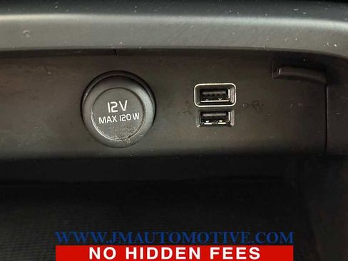 Used 2019 Volvo XC40 T5 Momentum image 36