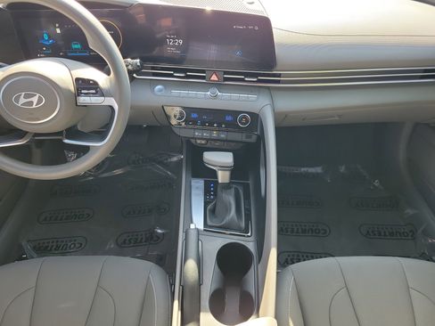 Used 2024 Hyundai Elantra SEL image 15