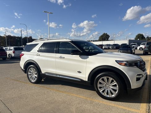 Used 2024 Ford Explorer King Ranch w/ Technology Package image 3