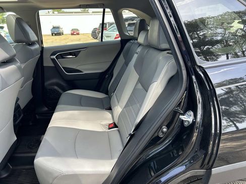 Used 2022 Toyota RAV4 XLE Premium image 14