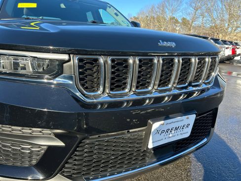 Used 2023 Jeep Grand Cherokee Laredo w/ Luxury Tech Group I image 19