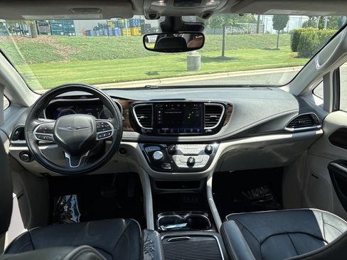 Used 2022 Chrysler Pacifica Limited FWD image 21