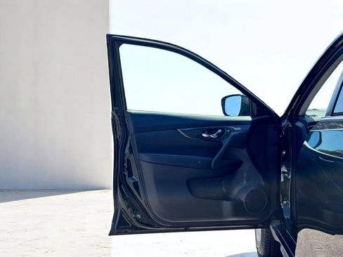 Used 2018 Nissan Rogue SV image 15