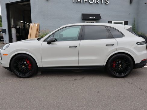Used 2024 Porsche Cayenne S AWD/4WD image 9