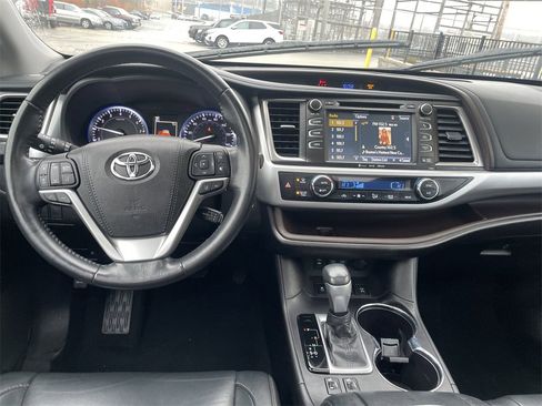 Used 2018 Toyota Highlander SE image 15