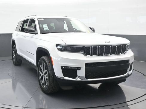 Used 2025 Jeep Grand Cherokee L Limited RWD image 9