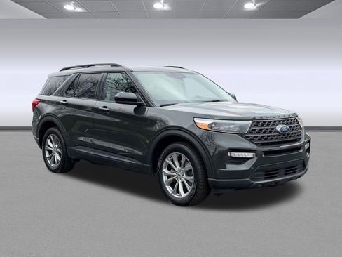 Used 2022 Ford Explorer XLT w/ Equipment Group 202A image 6