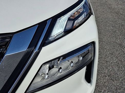 Used 2023 Nissan Rogue SV image 9