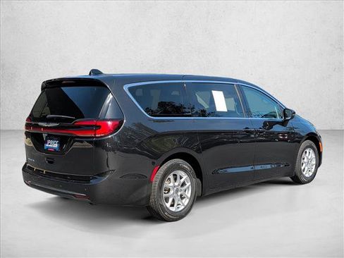 Used 2023 Chrysler Pacifica Touring-L FWD image 5