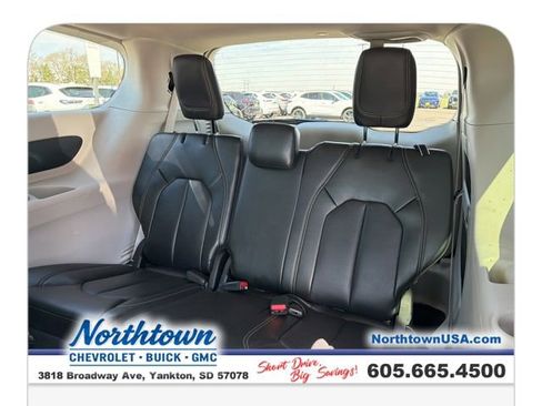 Used 2023 Chrysler Pacifica Touring-L image 15