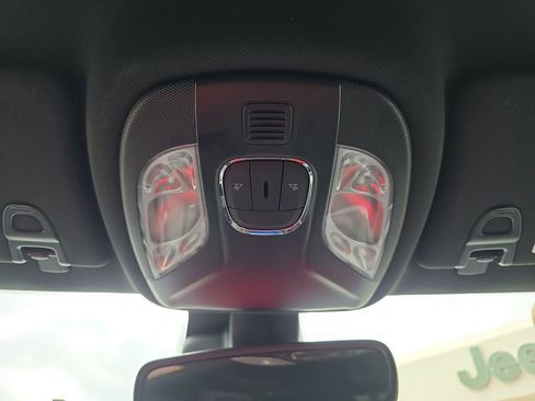 Used 2025 Jeep Compass Latitude image 29