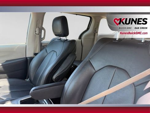 Used 2024 Chrysler Pacifica Touring-L FWD image 23