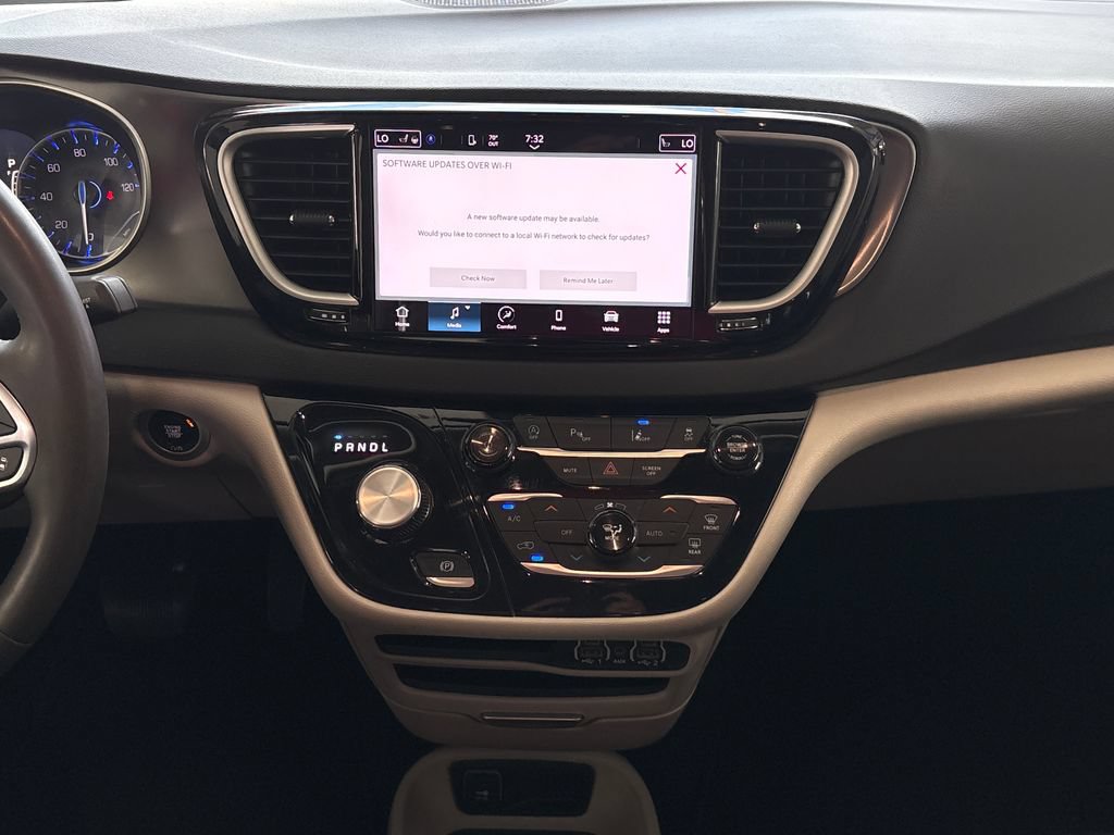 Used 2024 Chrysler Pacifica Touring-L FWD image 26