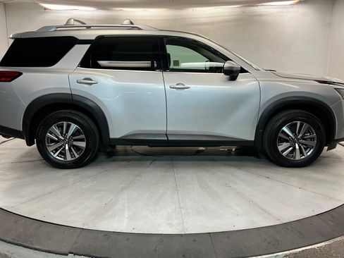 Used 2025 Nissan Pathfinder SL FWD image 7