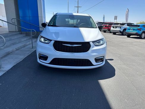 Used 2024 Chrysler Pacifica Touring-L FWD image 14