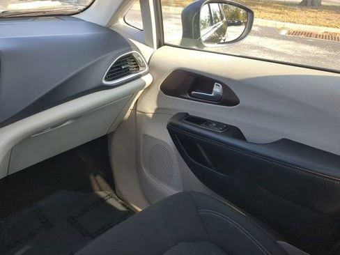 Used 2024 Chrysler Voyager LX image 17