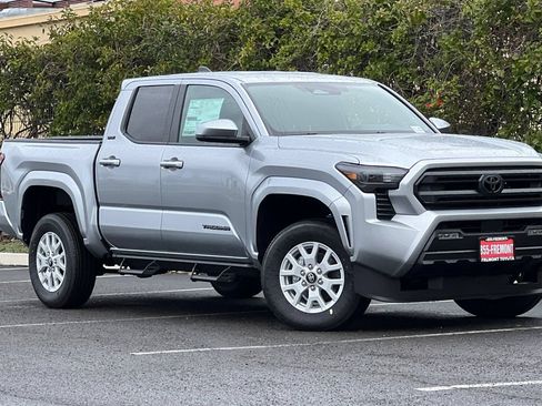 Certified 2025 Toyota Tacoma SR5 AWD/4WD image 3