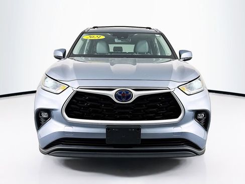 Used 2021 Toyota Highlander XLE image 2