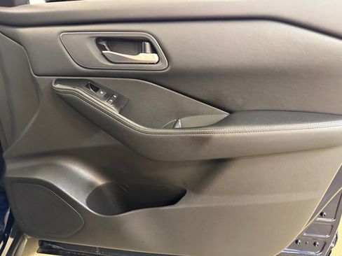 Used 2025 Nissan Rogue SV image 27