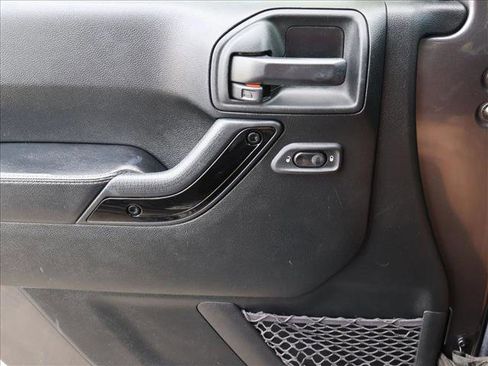 Used 2017 Jeep Wrangler Unlimited Sahara AWD/4WD image 11