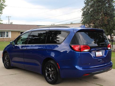 Used 2018 Chrysler Pacifica Touring-L Plus w/ S Appearance Package FWD image 7